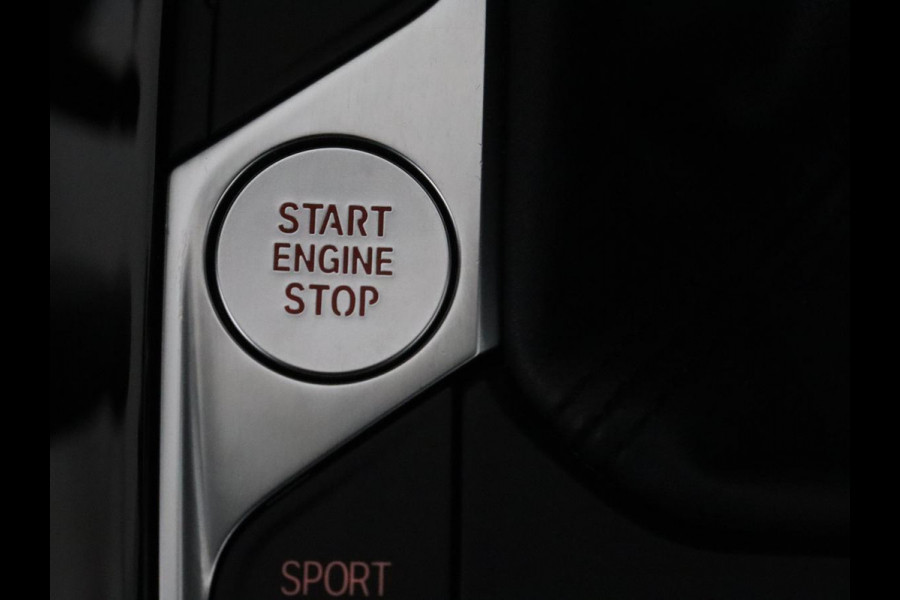 BMW 1-serie 118i M Sport | Carplay | Sportstoelen | Camera | Half leder | Navigatie | Live Cockpit | Park Assist | Full LED | Climate control | Sfeerverlichting | Cruise control | Bluetooth