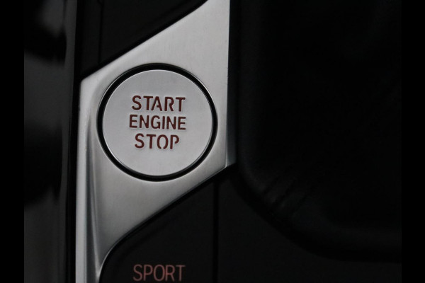 BMW 1-serie 118i M Sport | Carplay | Sportstoelen | Camera | Half leder | Navigatie | Live Cockpit | Park Assist | Full LED | Climate control | Sfeerverlichting | Cruise control | Bluetooth