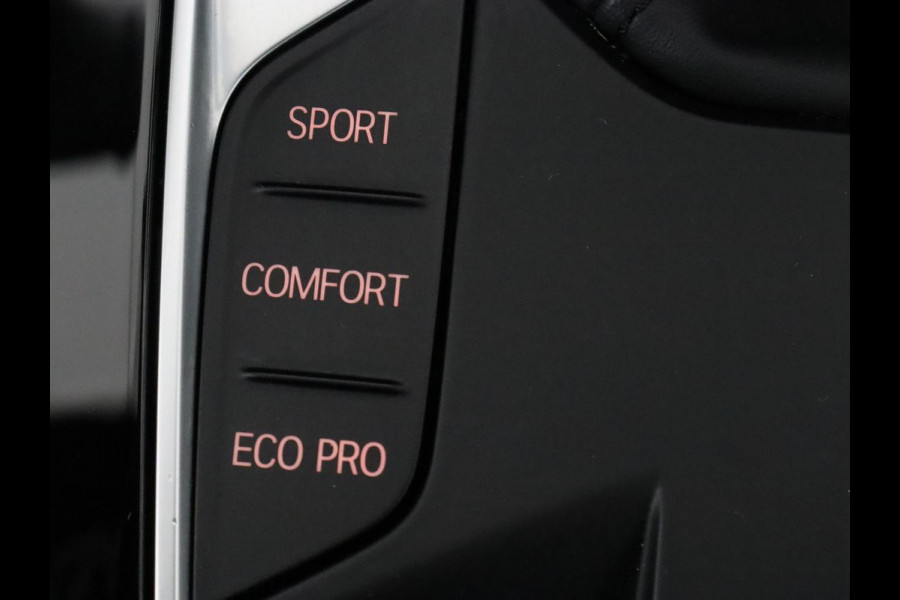 BMW 1-serie 118i M Sport | Carplay | Sportstoelen | Camera | Half leder | Navigatie | Live Cockpit | Park Assist | Full LED | Climate control | Sfeerverlichting | Cruise control | Bluetooth