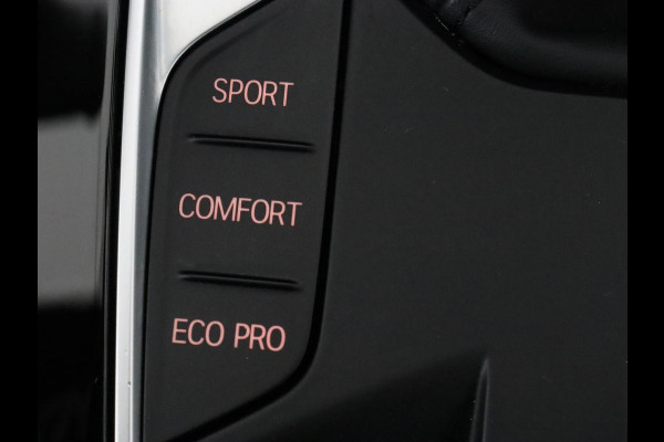 BMW 1-serie 118i M Sport | Carplay | Sportstoelen | Camera | Half leder | Navigatie | Live Cockpit | Park Assist | Full LED | Climate control | Sfeerverlichting | Cruise control | Bluetooth