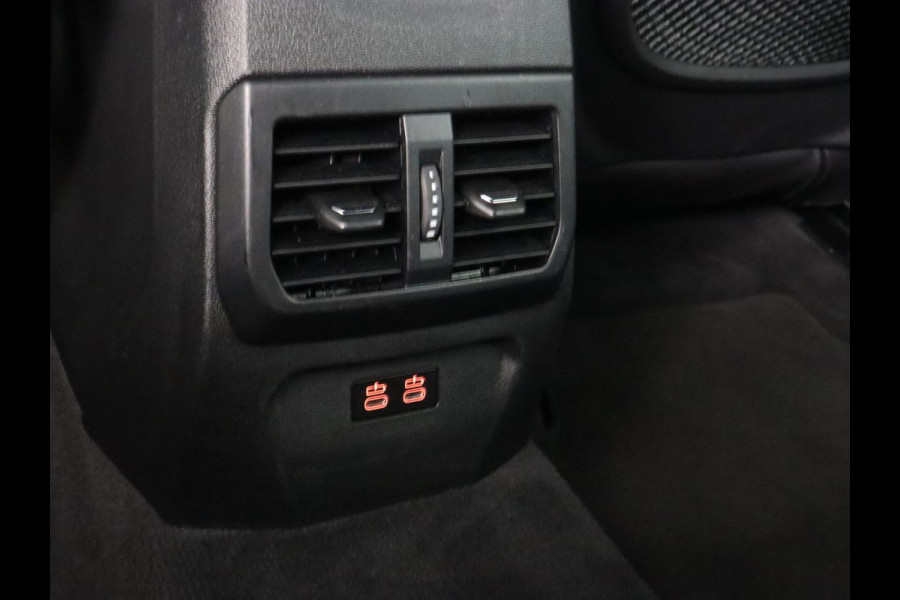 BMW 1-serie 118i M Sport | Carplay | Sportstoelen | Camera | Half leder | Navigatie | Live Cockpit | Park Assist | Full LED | Climate control | Sfeerverlichting | Cruise control | Bluetooth