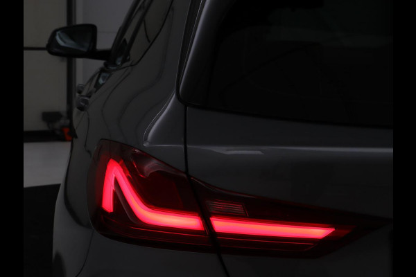 BMW 1-serie 118i M Sport | Carplay | Sportstoelen | Camera | Half leder | Navigatie | Live Cockpit | Park Assist | Full LED | Climate control | Sfeerverlichting | Cruise control | Bluetooth