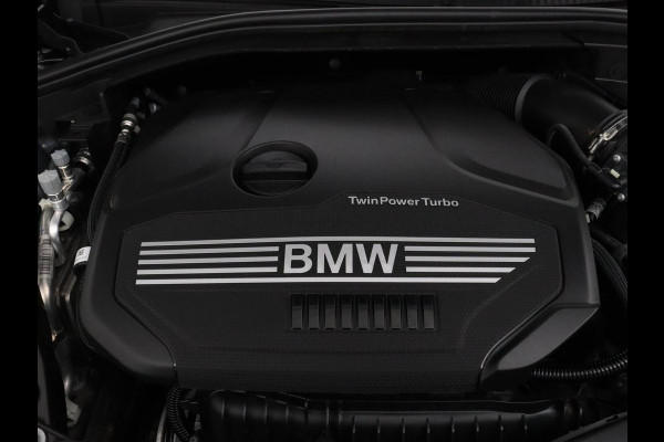 BMW 1-serie 118i M Sport | Carplay | Sportstoelen | Camera | Half leder | Navigatie | Live Cockpit | Park Assist | Full LED | Climate control | Sfeerverlichting | Cruise control | Bluetooth