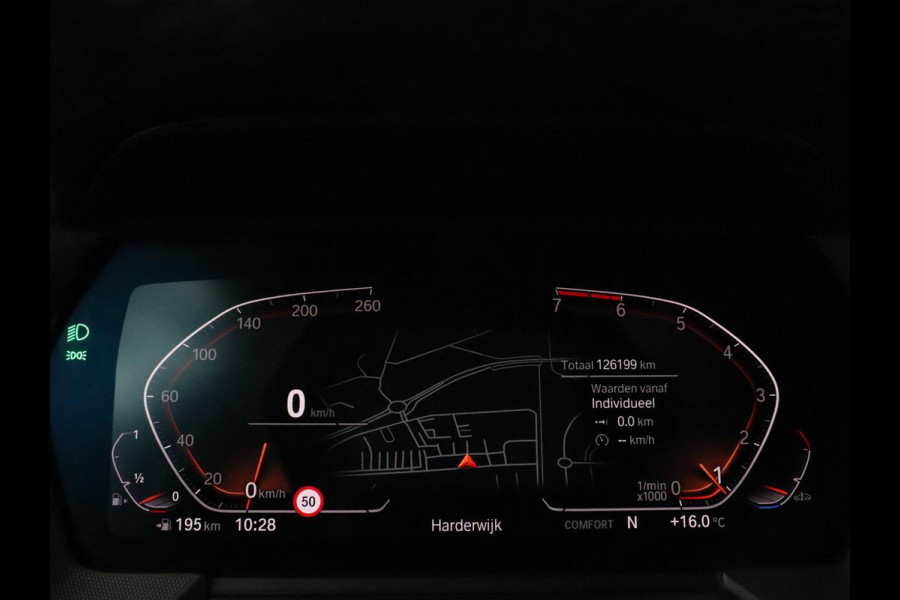 BMW 1-serie 118i M Sport | Carplay | Sportstoelen | Camera | Half leder | Navigatie | Live Cockpit | Park Assist | Full LED | Climate control | Sfeerverlichting | Cruise control | Bluetooth