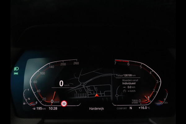 BMW 1-serie 118i M Sport | Carplay | Sportstoelen | Camera | Half leder | Navigatie | Live Cockpit | Park Assist | Full LED | Climate control | Sfeerverlichting | Cruise control | Bluetooth