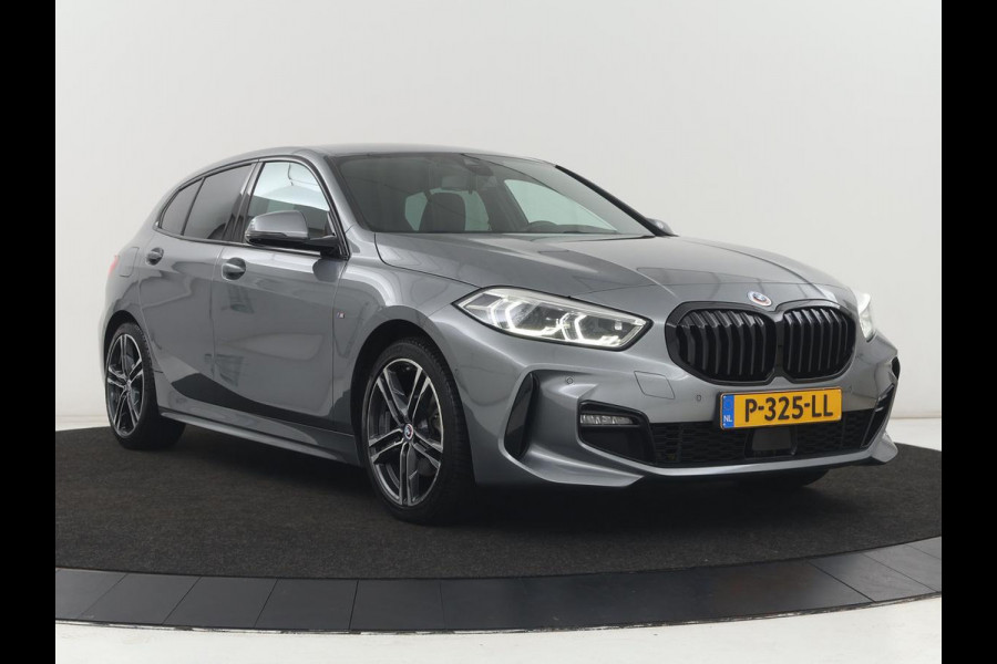 BMW 1-serie 118i M Sport | Carplay | Sportstoelen | Camera | Half leder | Navigatie | Live Cockpit | Park Assist | Full LED | Climate control | Sfeerverlichting | Cruise control | Bluetooth