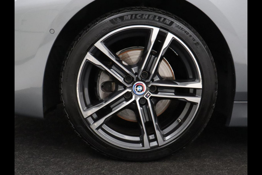 BMW 1-serie 118i M Sport | Carplay | Sportstoelen | Camera | Half leder | Navigatie | Live Cockpit | Park Assist | Full LED | Climate control | Sfeerverlichting | Cruise control | Bluetooth