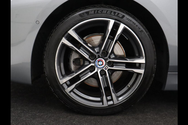 BMW 1-serie 118i M Sport | Carplay | Sportstoelen | Camera | Half leder | Navigatie | Live Cockpit | Park Assist | Full LED | Climate control | Sfeerverlichting | Cruise control | Bluetooth