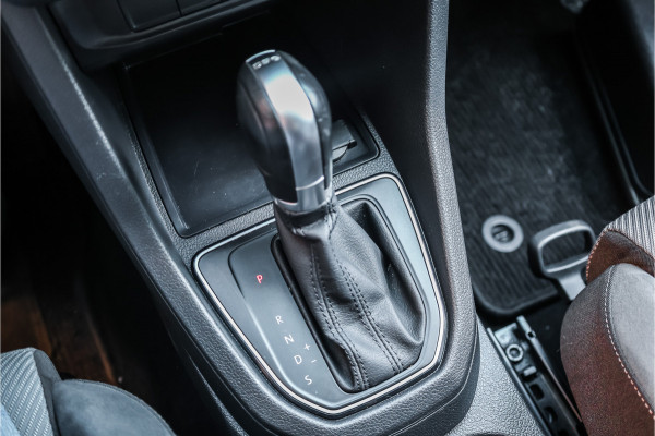 Volkswagen Caddy 2.0 TDI 185 PK DSG R-Line | Camera | CarPlay | Alarm | ACC | Lane Assist | Trekhaak | Navigatie | PDC | DAB | Nieuwe APK | NAP Logisch