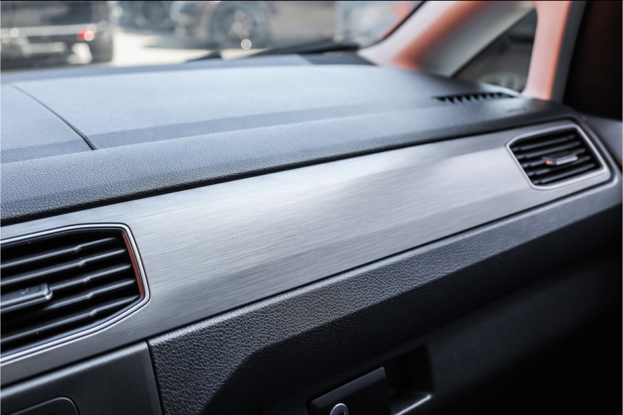 Volkswagen Caddy 2.0 TDI 185 PK DSG R-Line | Camera | CarPlay | Alarm | ACC | Lane Assist | Trekhaak | Navigatie | PDC | DAB | Nieuwe APK | NAP Logisch