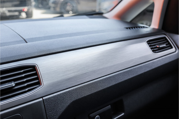 Volkswagen Caddy 2.0 TDI 185 PK DSG R-Line | Camera | CarPlay | Alarm | ACC | Lane Assist | Trekhaak | Navigatie | PDC | DAB | Nieuwe APK | NAP Logisch