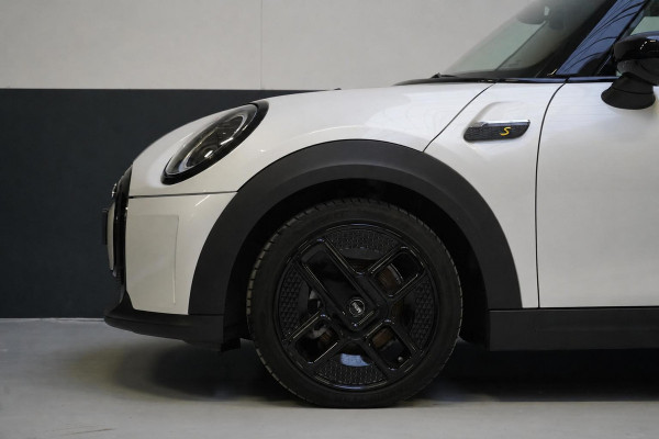 MINI Electric Classic 33 kWh | Zwart optiek | Navigatie | Stoelverwarming | Privacy Glass