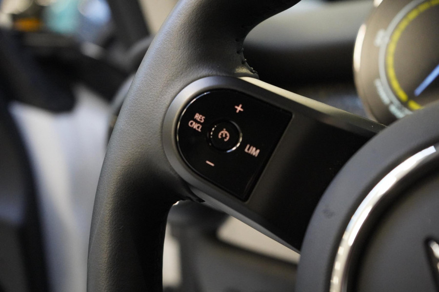 MINI Electric Classic 33 kWh | Zwart optiek | Navigatie | Stoelverwarming | Privacy Glass