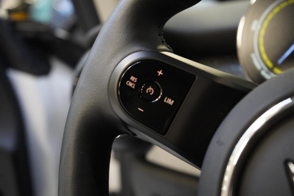 MINI Electric Classic 33 kWh | Zwart optiek | Navigatie | Stoelverwarming | Privacy Glass