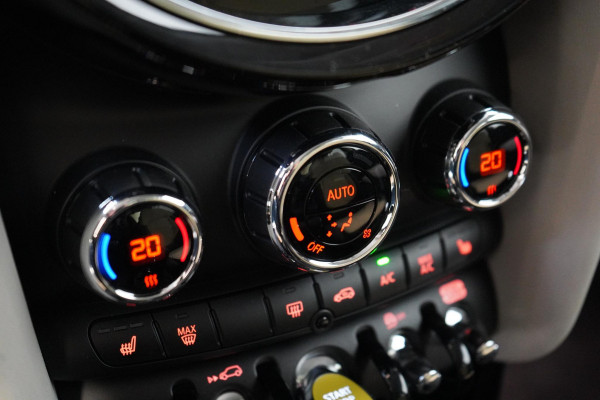 MINI Electric Classic 33 kWh | Zwart optiek | Navigatie | Stoelverwarming | Privacy Glass