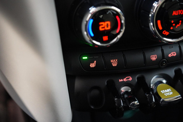 MINI Electric Classic 33 kWh | Zwart optiek | Navigatie | Stoelverwarming | Privacy Glass