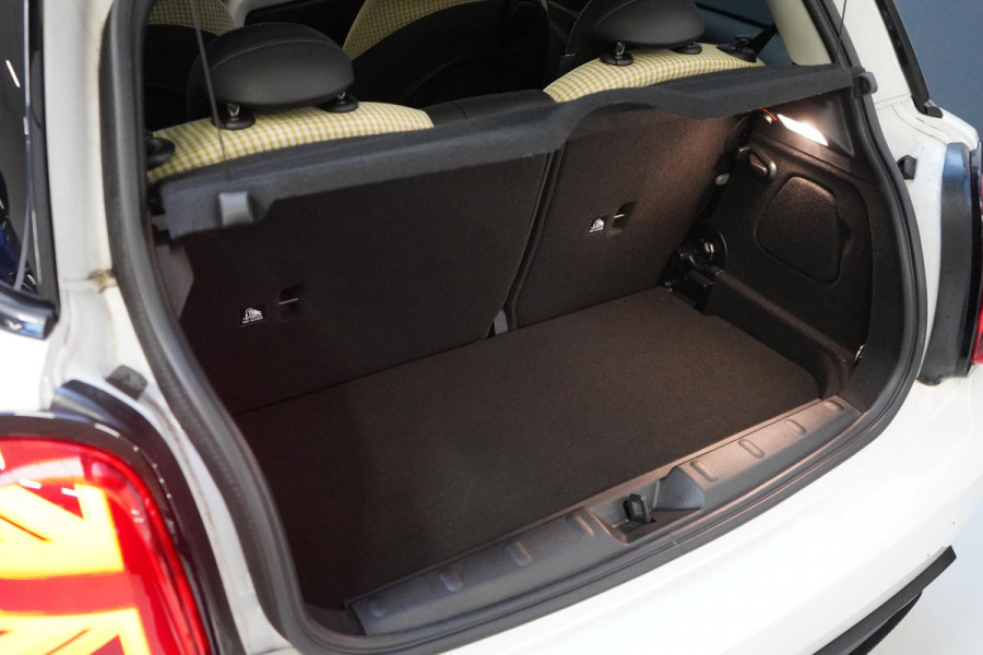 MINI Electric Classic 33 kWh | Zwart optiek | Navigatie | Stoelverwarming | Privacy Glass