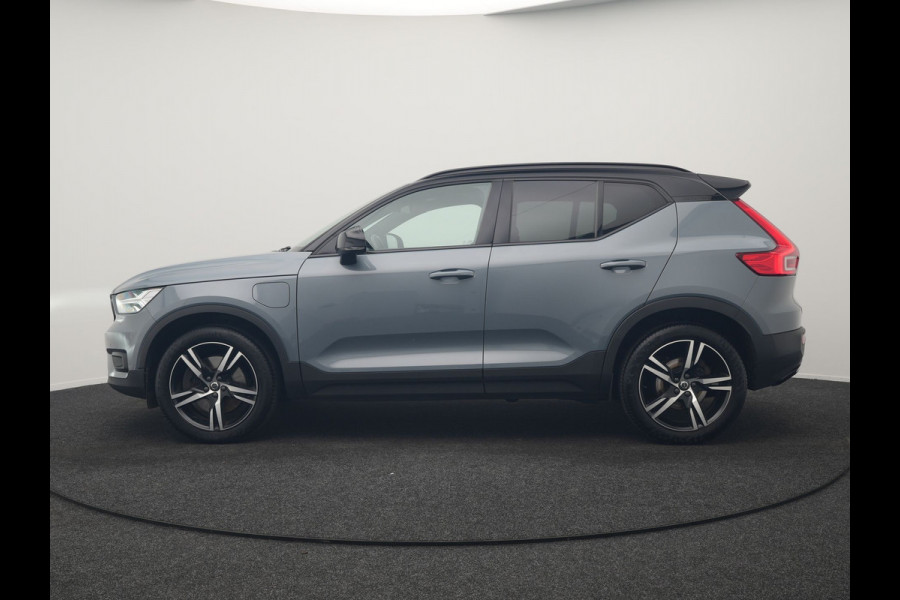 Volvo XC40 T5 Recharge R-Design PHEV 262pk Dealer O.H. | Trekhaak Af Fabriek | Camera | Alcantara Sportstoelen & Stuur Verwarmd | Keyless | Blis | Apple Carplay | Navigatie | DAB | Cruise Control | 19"L.M | Plug In Hybrid |