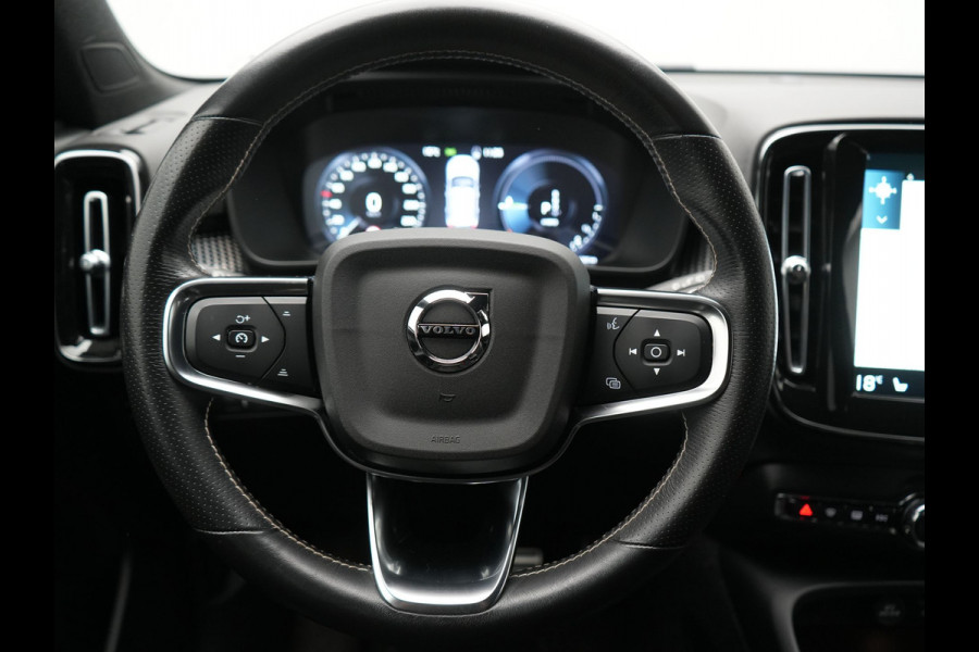 Volvo XC40 T5 Recharge R-Design PHEV 262pk Dealer O.H. | Trekhaak Af Fabriek | Camera | Alcantara Sportstoelen & Stuur Verwarmd | Keyless | Blis | Apple Carplay | Navigatie | DAB | Cruise Control | 19"L.M | Plug In Hybrid |