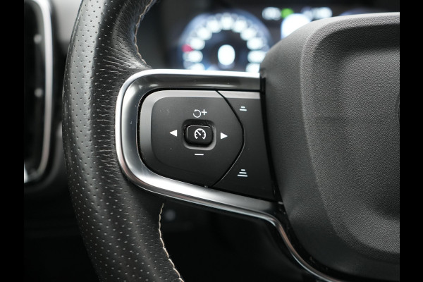 Volvo XC40 T5 Recharge R-Design PHEV 262pk Dealer O.H. | Trekhaak Af Fabriek | Camera | Alcantara Sportstoelen & Stuur Verwarmd | Keyless | Blis | Apple Carplay | Navigatie | DAB | Cruise Control | 19"L.M | Plug In Hybrid |