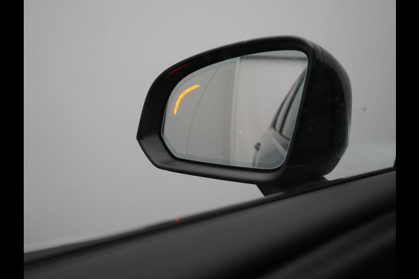 Volvo XC40 T5 Recharge R-Design PHEV 262pk Dealer O.H. | Trekhaak Af Fabriek | Camera | Alcantara Sportstoelen & Stuur Verwarmd | Keyless | Blis | Apple Carplay | Navigatie | DAB | Cruise Control | 19"L.M | Plug In Hybrid |