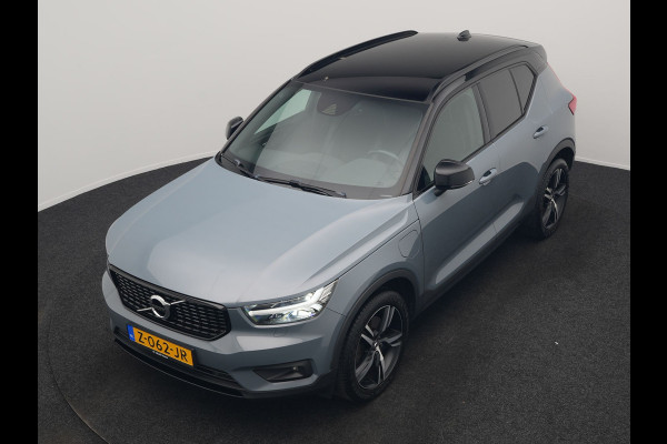 Volvo XC40 T5 Recharge R-Design PHEV 262pk Dealer O.H. | Trekhaak Af Fabriek | Camera | Alcantara Sportstoelen & Stuur Verwarmd | Keyless | Blis | Apple Carplay | Navigatie | DAB | Cruise Control | 19"L.M | Plug In Hybrid |