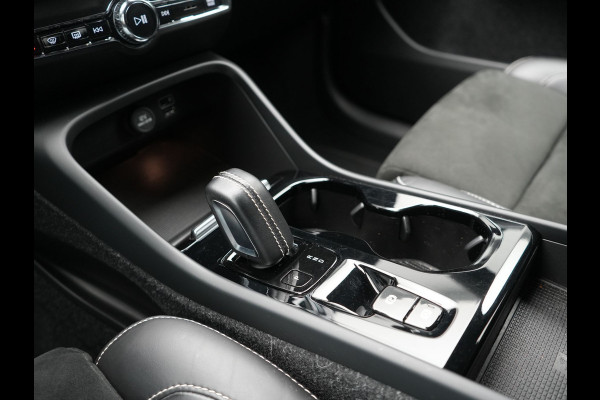 Volvo XC40 T5 Recharge R-Design PHEV 262pk Dealer O.H. | Trekhaak Af Fabriek | Camera | Alcantara Sportstoelen & Stuur Verwarmd | Keyless | Blis | Apple Carplay | Navigatie | DAB | Cruise Control | 19"L.M | Plug In Hybrid |