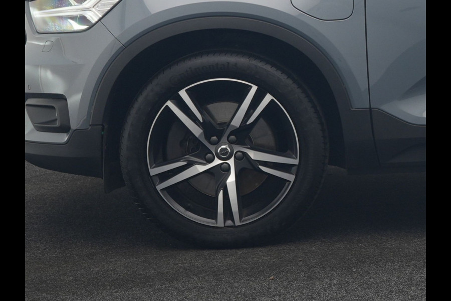 Volvo XC40 T5 Recharge R-Design PHEV 262pk Dealer O.H. | Trekhaak Af Fabriek | Camera | Alcantara Sportstoelen & Stuur Verwarmd | Keyless | Blis | Apple Carplay | Navigatie | DAB | Cruise Control | 19"L.M | Plug In Hybrid |