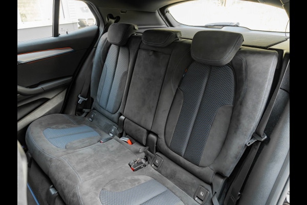 BMW X2 sDrive18i M-Sport - Stoelverwarming - LED - 19 inch