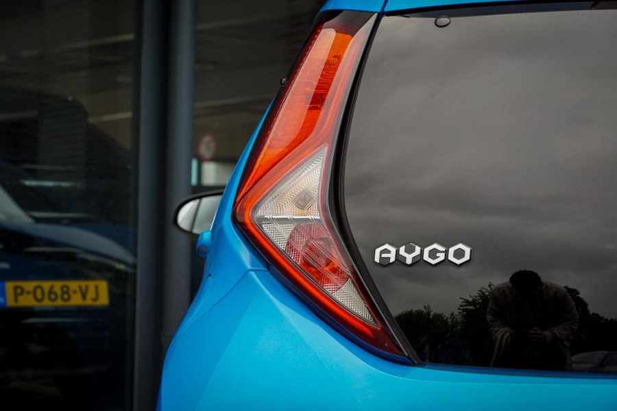 Toyota Aygo 1.0 VVT-i x-first / Carplay / Trekhaak Afn / Dealeronderhouden / 5 Drs