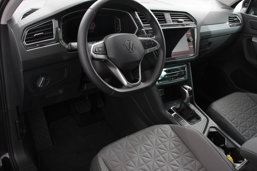 Volkswagen Tiguan 1.5 TSI 150pk Automaat Life Navigatie Apple Carplay/Android Auto Climate Control Digitale Cockpit Adaptive cruise Control Wegklapbare Trekhaak Stoelverwarming