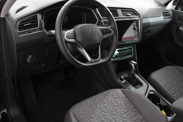 Volkswagen Tiguan 1.5 TSI 150pk Automaat Life Navigatie Apple Carplay/Android Auto Climate Control Digitale Cockpit Adaptive cruise Control Wegklapbare Trekhaak Stoelverwarming