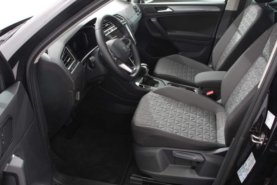 Volkswagen Tiguan 1.5 TSI 150pk Automaat Life Navigatie Apple Carplay/Android Auto Climate Control Digitale Cockpit Adaptive cruise Control Wegklapbare Trekhaak Stoelverwarming
