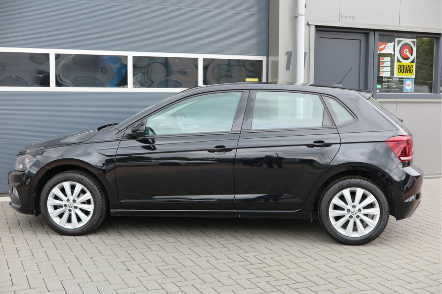Volkswagen Polo 1.0 TSI 70kw 95pk Highline, Adaptive Cruise, PDC ,Navigatie , Stuurwiel multifuntioneel , Carplay, LMV 16", Sportstoelen,Buitenspiegels inklapbaar, etc. Complete historie bekend NL auto met NAP (recent onderhouden)