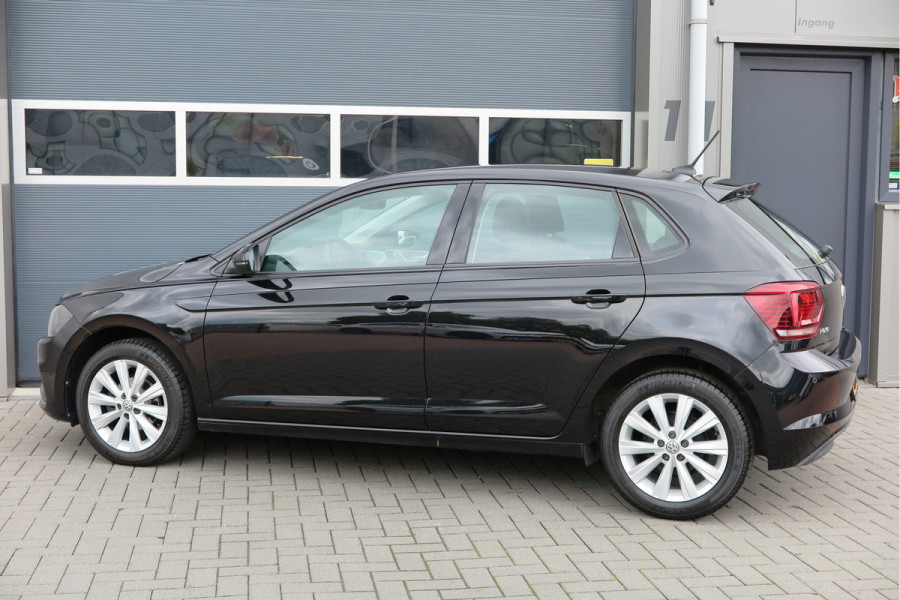 Volkswagen Polo 1.0 TSI 70kw 95pk Highline, Adaptive Cruise, PDC ,Navigatie , Stuurwiel multifuntioneel , Carplay, LMV 16", Sportstoelen,Buitenspiegels inklapbaar, etc. Complete historie bekend NL auto met NAP (recent onderhouden)