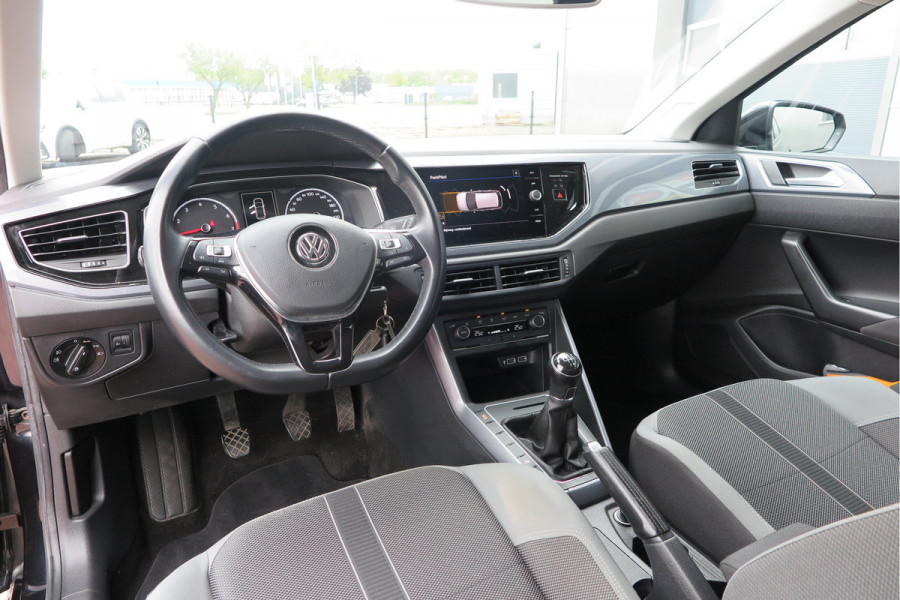 Volkswagen Polo 1.0 TSI 70kw 95pk Highline, Adaptive Cruise, PDC ,Navigatie , Stuurwiel multifuntioneel , Carplay, LMV 16", Sportstoelen,Buitenspiegels inklapbaar, etc. Complete historie bekend NL auto met NAP (recent onderhouden)