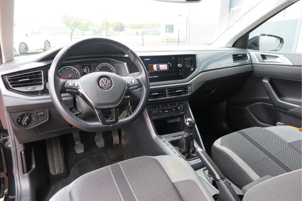 Volkswagen Polo 1.0 TSI 70kw 95pk Highline, Adaptive Cruise, PDC ,Navigatie , Stuurwiel multifuntioneel , Carplay, LMV 16", Sportstoelen,Buitenspiegels inklapbaar, etc. Complete historie bekend NL auto met NAP (recent onderhouden)