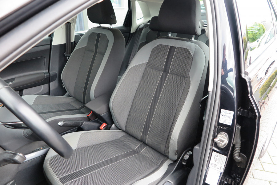 Volkswagen Polo 1.0 TSI 70kw 95pk Highline, Adaptive Cruise, PDC ,Navigatie , Stuurwiel multifuntioneel , Carplay, LMV 16", Sportstoelen,Buitenspiegels inklapbaar, etc. Complete historie bekend NL auto met NAP (recent onderhouden)