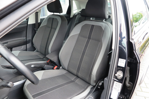 Volkswagen Polo 1.0 TSI 70kw 95pk Highline, Adaptive Cruise, PDC ,Navigatie , Stuurwiel multifuntioneel , Carplay, LMV 16", Sportstoelen,Buitenspiegels inklapbaar, etc. Complete historie bekend NL auto met NAP (recent onderhouden)
