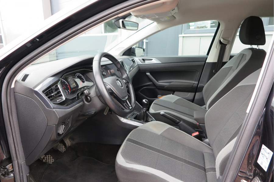 Volkswagen Polo 1.0 TSI 70kw 95pk Highline, Adaptive Cruise, PDC ,Navigatie , Stuurwiel multifuntioneel , Carplay, LMV 16", Sportstoelen,Buitenspiegels inklapbaar, etc. Complete historie bekend NL auto met NAP (recent onderhouden)