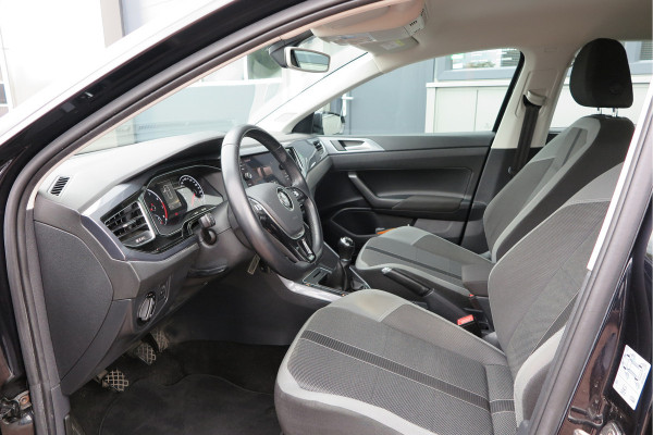 Volkswagen Polo 1.0 TSI 70kw 95pk Highline, Adaptive Cruise, PDC ,Navigatie , Stuurwiel multifuntioneel , Carplay, LMV 16", Sportstoelen,Buitenspiegels inklapbaar, etc. Complete historie bekend NL auto met NAP (recent onderhouden)