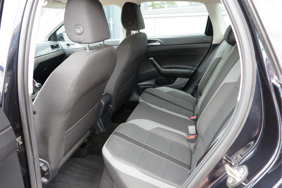 Volkswagen Polo 1.0 TSI 70kw 95pk Highline, Adaptive Cruise, PDC ,Navigatie , Stuurwiel multifuntioneel , Carplay, LMV 16", Sportstoelen,Buitenspiegels inklapbaar, etc. Complete historie bekend NL auto met NAP (recent onderhouden)