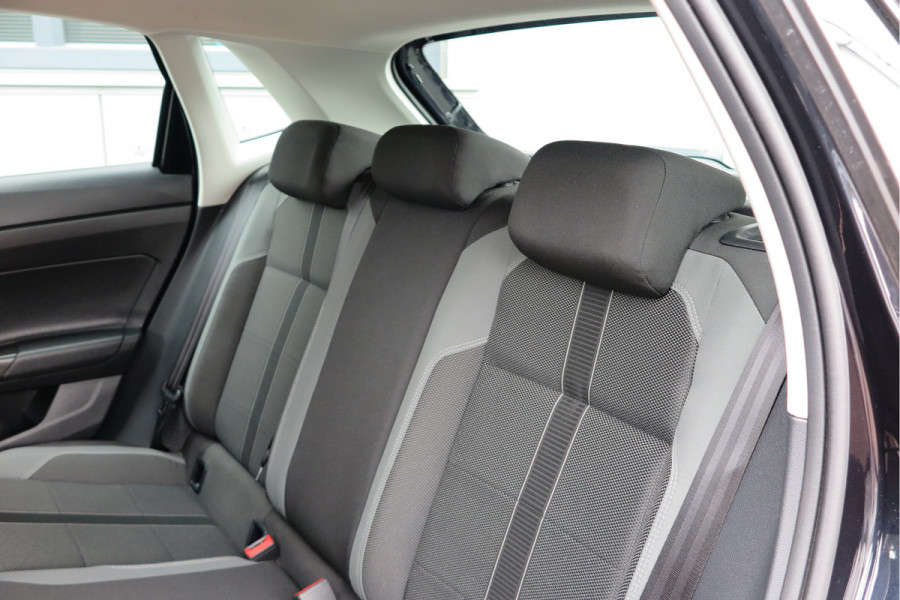 Volkswagen Polo 1.0 TSI 70kw 95pk Highline, Adaptive Cruise, PDC ,Navigatie , Stuurwiel multifuntioneel , Carplay, LMV 16", Sportstoelen,Buitenspiegels inklapbaar, etc. Complete historie bekend NL auto met NAP (recent onderhouden)