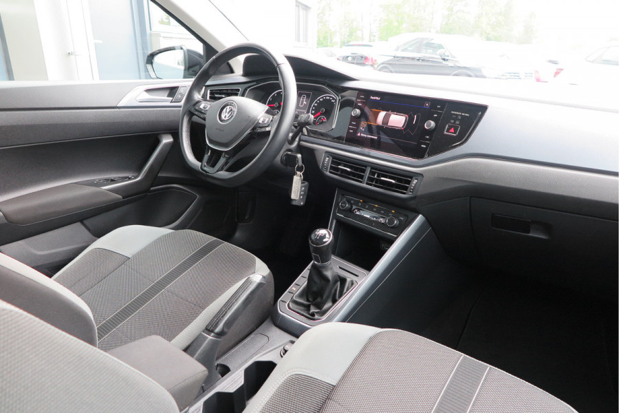 Volkswagen Polo 1.0 TSI 70kw 95pk Highline, Adaptive Cruise, PDC ,Navigatie , Stuurwiel multifuntioneel , Carplay, LMV 16", Sportstoelen,Buitenspiegels inklapbaar, etc. Complete historie bekend NL auto met NAP (recent onderhouden)
