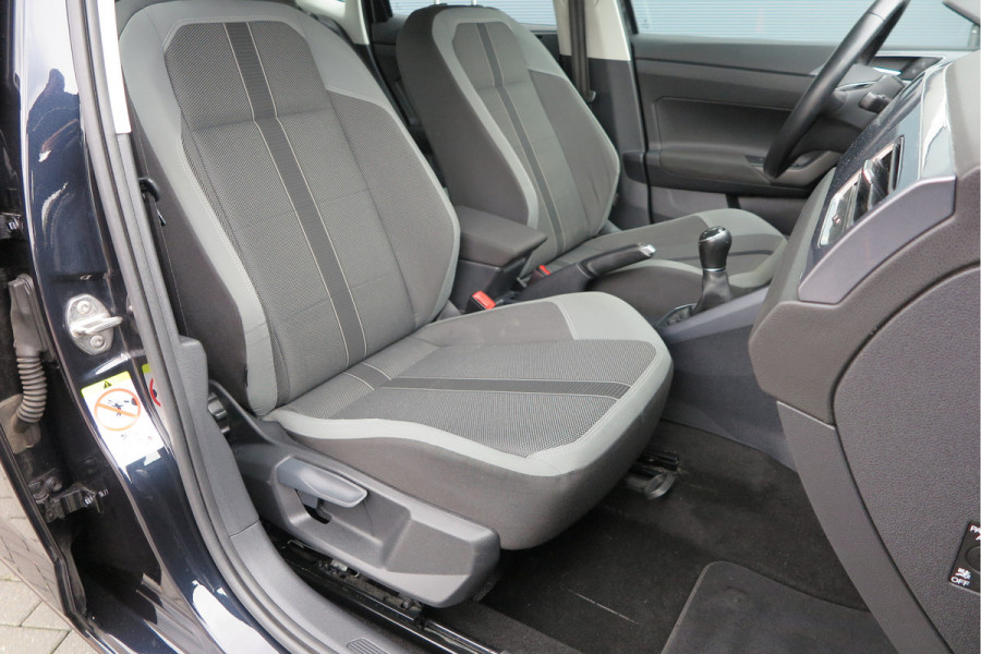 Volkswagen Polo 1.0 TSI 70kw 95pk Highline, Adaptive Cruise, PDC ,Navigatie , Stuurwiel multifuntioneel , Carplay, LMV 16", Sportstoelen,Buitenspiegels inklapbaar, etc. Complete historie bekend NL auto met NAP (recent onderhouden)