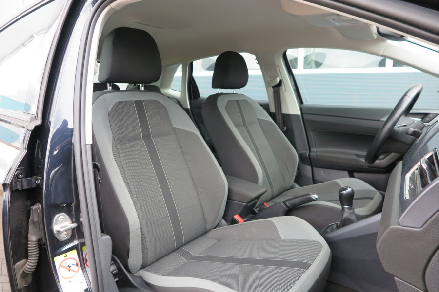 Volkswagen Polo 1.0 TSI 70kw 95pk Highline, Adaptive Cruise, PDC ,Navigatie , Stuurwiel multifuntioneel , Carplay, LMV 16", Sportstoelen,Buitenspiegels inklapbaar, etc. Complete historie bekend NL auto met NAP (recent onderhouden)