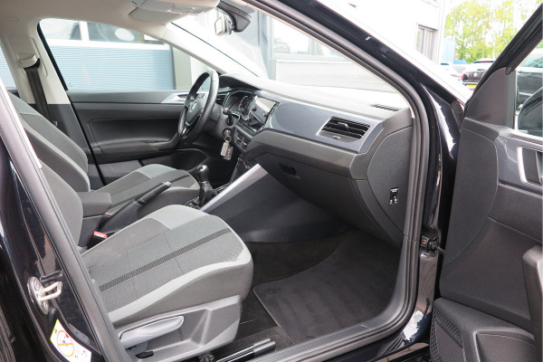 Volkswagen Polo 1.0 TSI 70kw 95pk Highline, Adaptive Cruise, PDC ,Navigatie , Stuurwiel multifuntioneel , Carplay, LMV 16", Sportstoelen,Buitenspiegels inklapbaar, etc. Complete historie bekend NL auto met NAP (recent onderhouden)