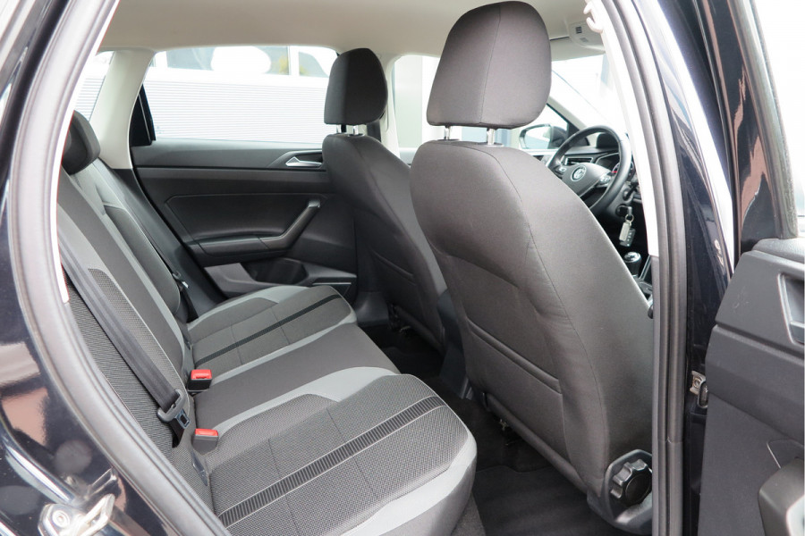 Volkswagen Polo 1.0 TSI 70kw 95pk Highline, Adaptive Cruise, PDC ,Navigatie , Stuurwiel multifuntioneel , Carplay, LMV 16", Sportstoelen,Buitenspiegels inklapbaar, etc. Complete historie bekend NL auto met NAP (recent onderhouden)
