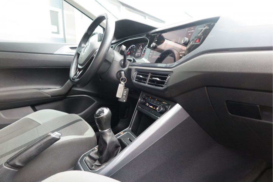 Volkswagen Polo 1.0 TSI 70kw 95pk Highline, Adaptive Cruise, PDC ,Navigatie , Stuurwiel multifuntioneel , Carplay, LMV 16", Sportstoelen,Buitenspiegels inklapbaar, etc. Complete historie bekend NL auto met NAP (recent onderhouden)