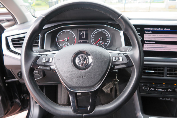 Volkswagen Polo 1.0 TSI 70kw 95pk Highline, Adaptive Cruise, PDC ,Navigatie , Stuurwiel multifuntioneel , Carplay, LMV 16", Sportstoelen,Buitenspiegels inklapbaar, etc. Complete historie bekend NL auto met NAP (recent onderhouden)